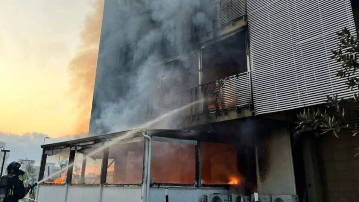 Mezzi di soccorso e area messa in sicurezza dopo un incendio