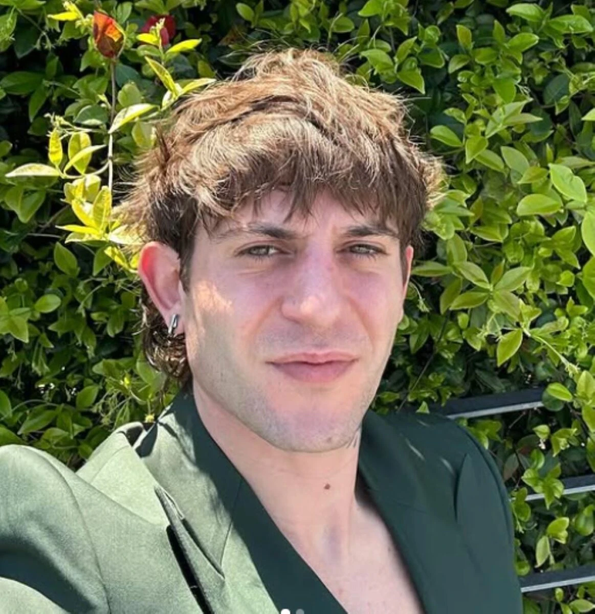 Rkomi durante un’esibizione dal vivo