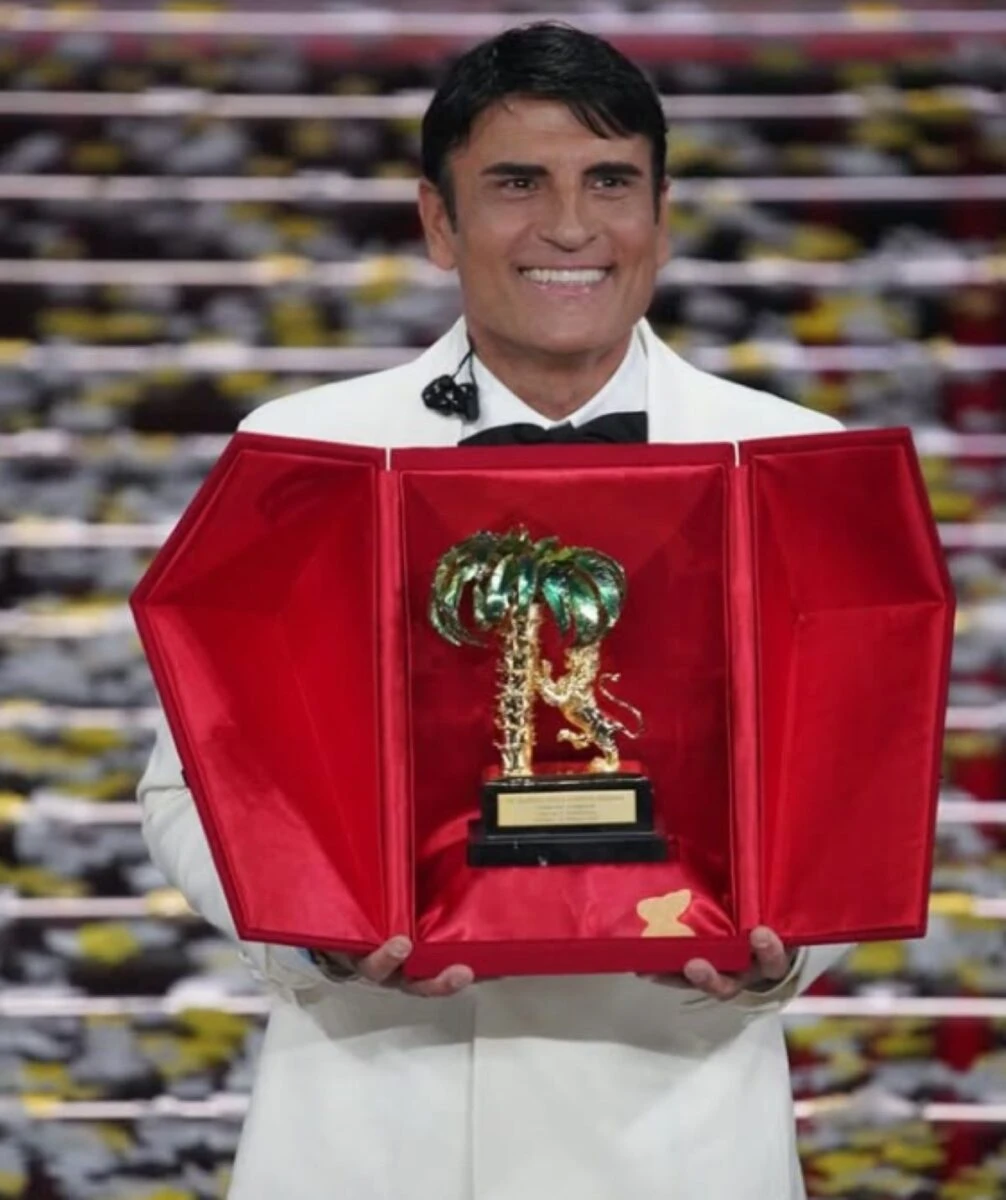 Sal Da Vinci in foto durante il periodo post Sanremo