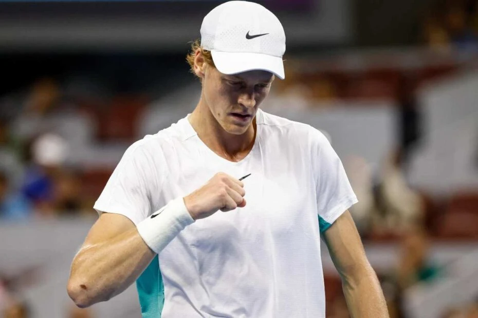 Jannik Sinner con il trofeo dopo la vittoria a Indian Wells