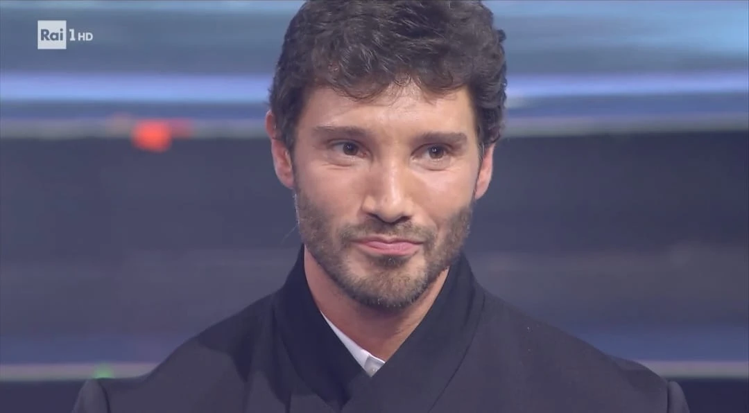 Fiorello in collegamento: commento sul futuro di De Martino a Sanremo 2027