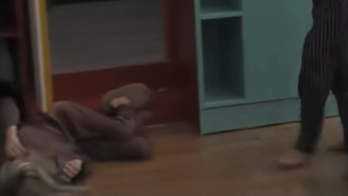 Grande Fratello Vip, momento di tensione dopo la caduta di Alessandra Mussolini