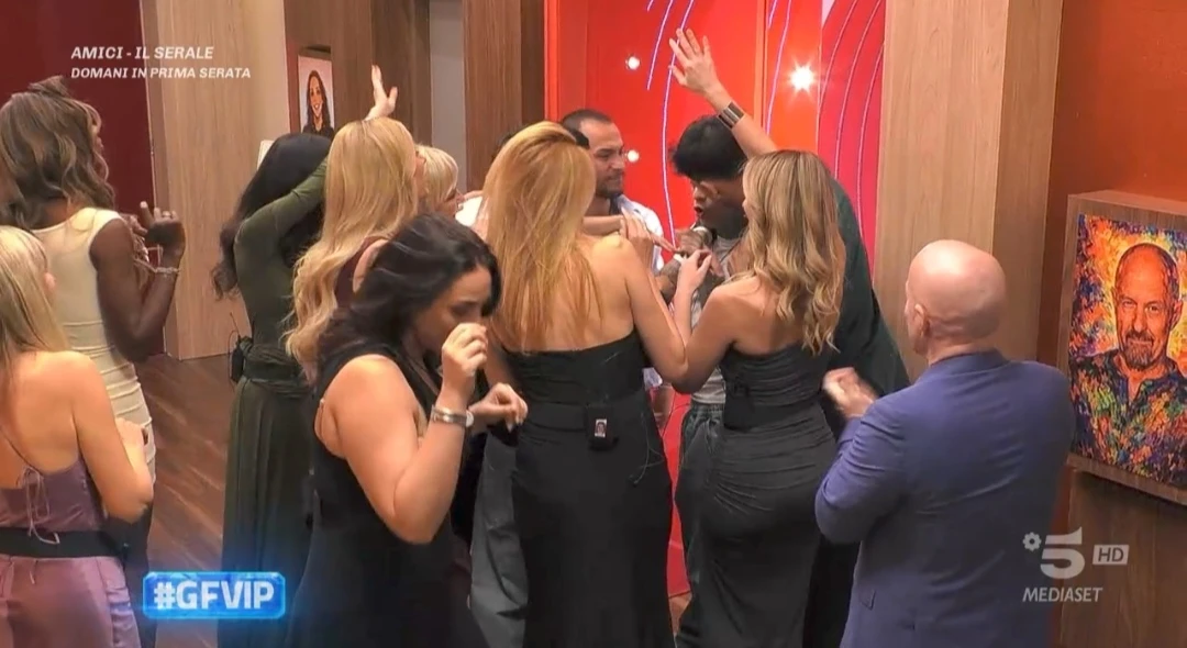 Grande Fratello Vip, Johnny Scandal lascia la Casa durante la diretta