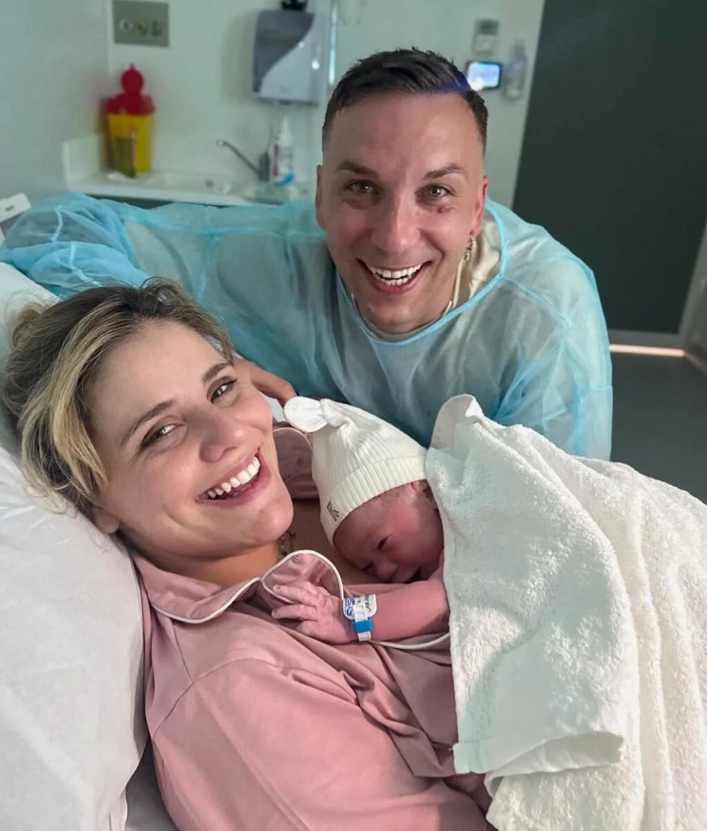 Foto social di Briga e Arianna Montefiori dopo la nascita della figlia Allegra