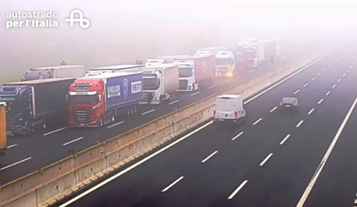 Intervento dei soccorsi sull'autostrada A14 dopo un incidente tra mezzi pesanti