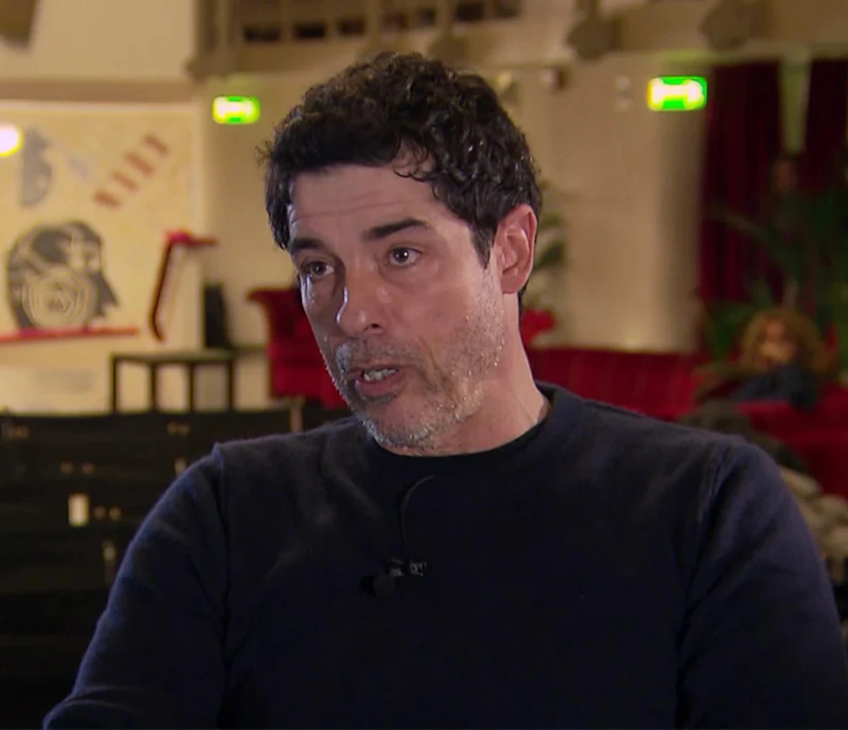 Alessandro Gassmann durante un'intervista dopo Sanremo