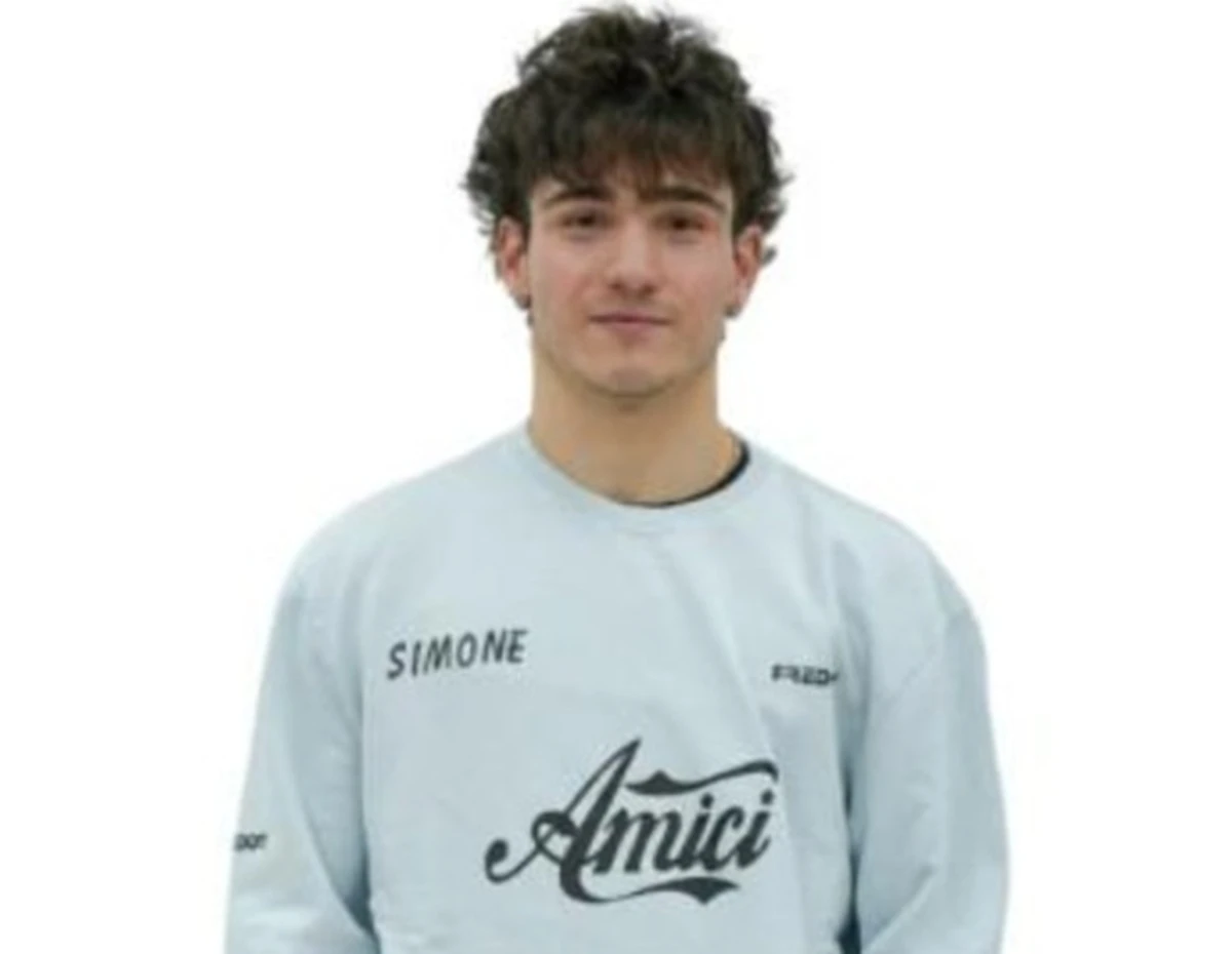 Amici 25: concorrenti sul palco durante una prova del serale