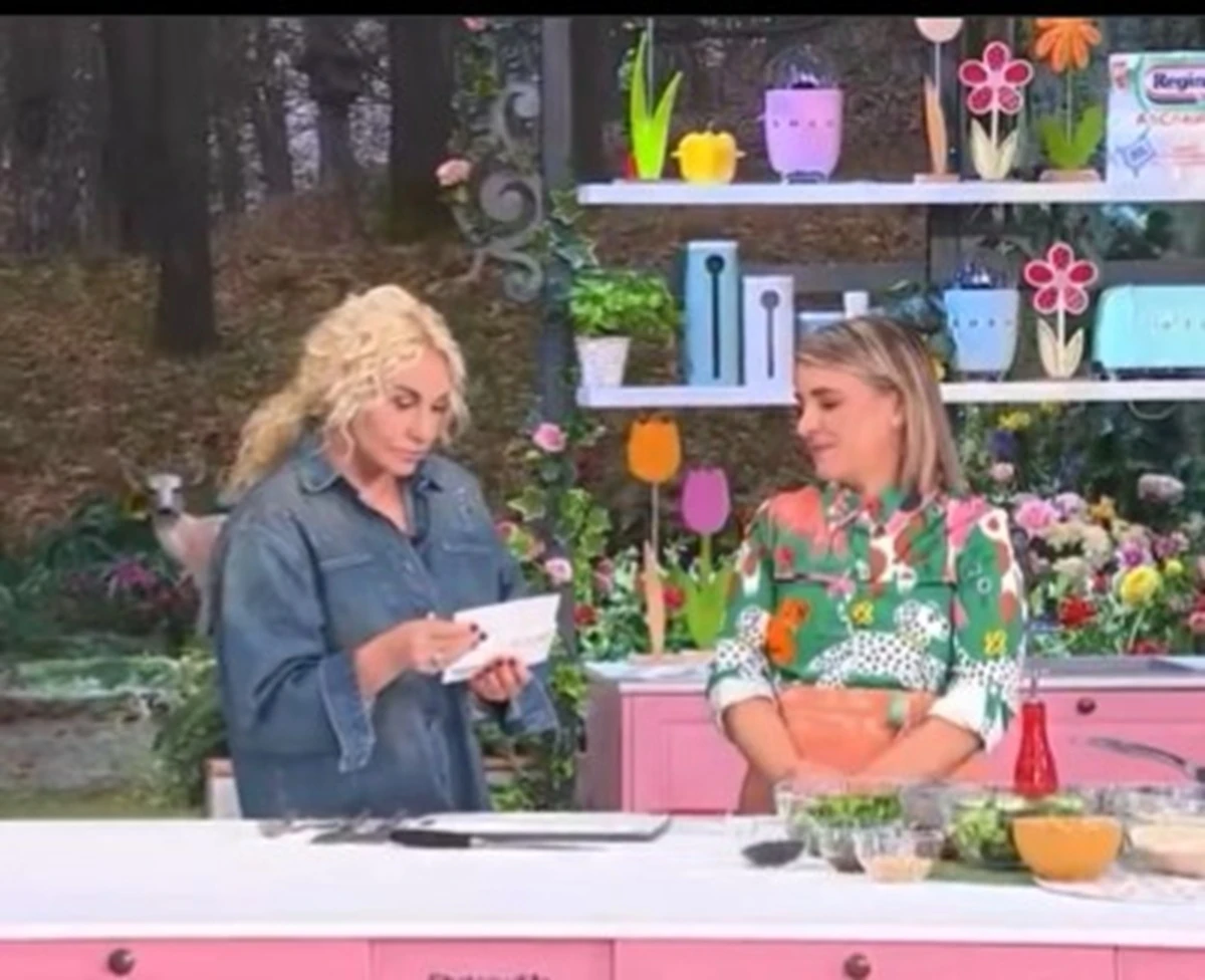 Antonella Clerici in studio durante E’ sempre mezzogiorno