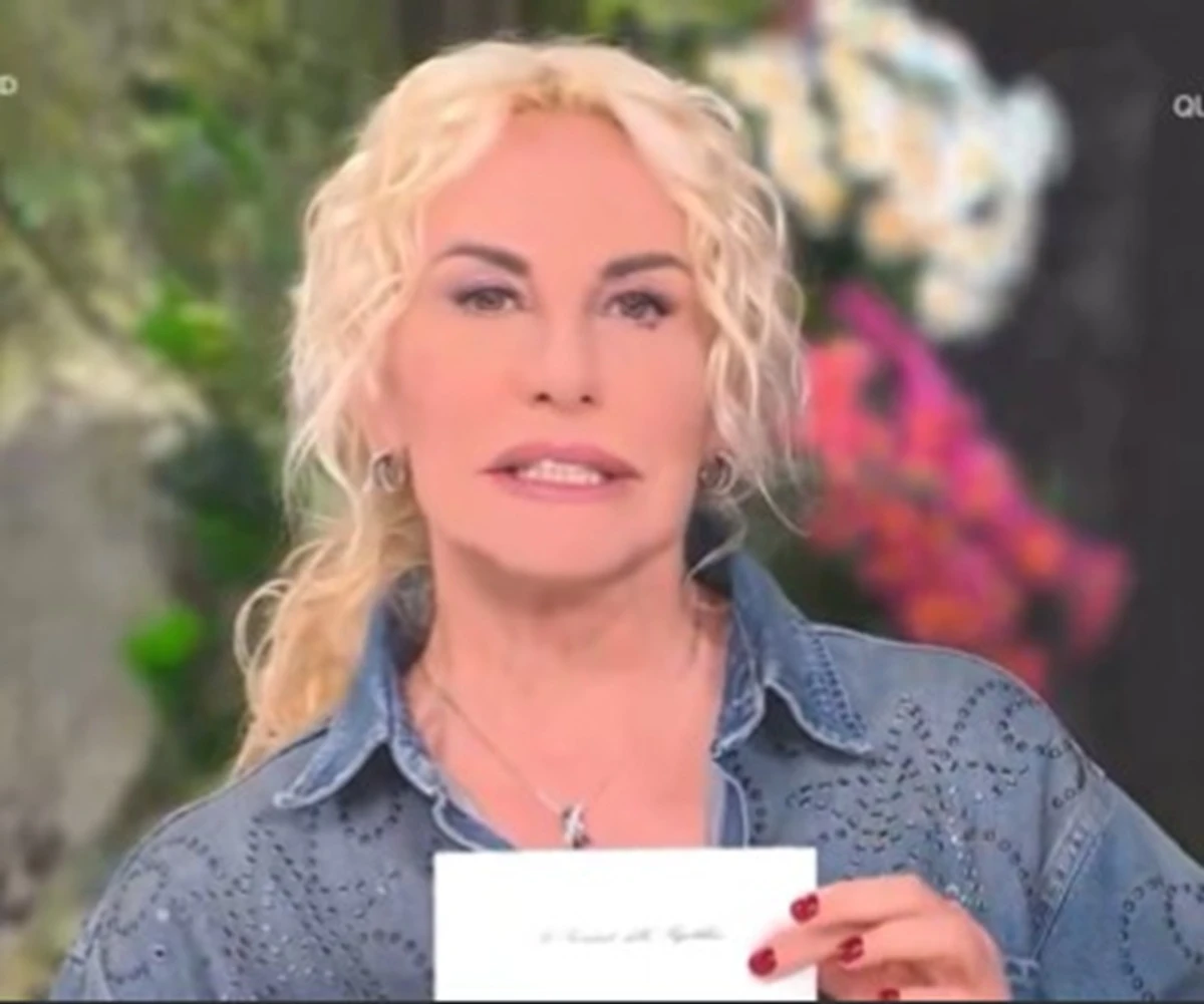 Antonella Clerici durante la trasmissione su Rai 1