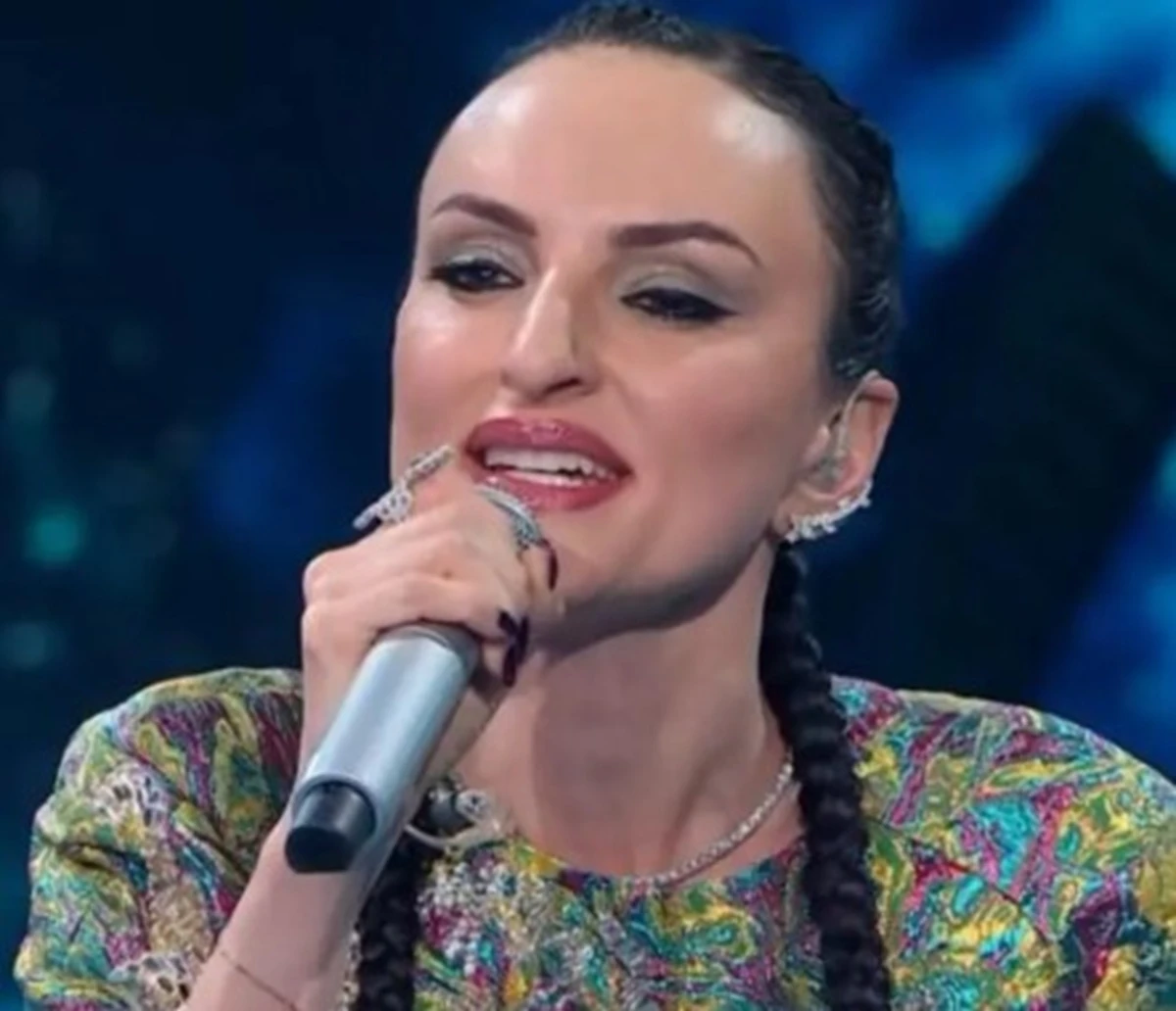 Arisa durante l'esibizione a Canzonissima