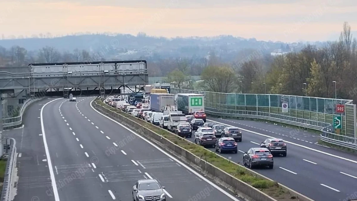 Incidente in autostrada con rallentamenti e intervento dei soccorsi