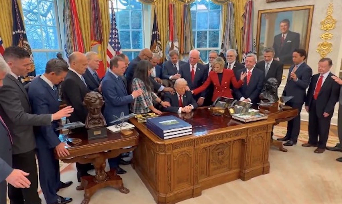 Trump nello Studio Ovale con i pastori evangelici: polemiche per il video in preghiera diffuso dalla Casa Bianca