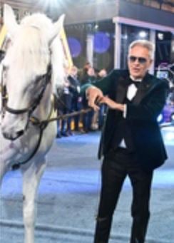 Sanremo 2026, ingresso spettacolare di Andrea Bocelli a cavallo: la standing ovation poi il video che scatena la polemica