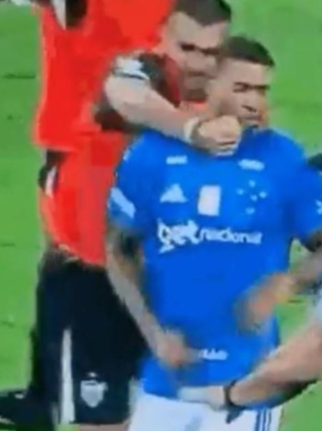 Calcio sotto shock, maxi rissa in campo durante la partita: la reazione dell’arbitro spiazza tutti (VIDEO)