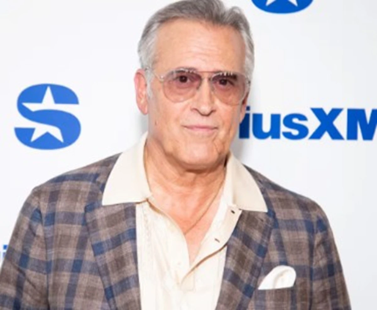 Bruce Campbell in una foto pubblicata nell'articolo