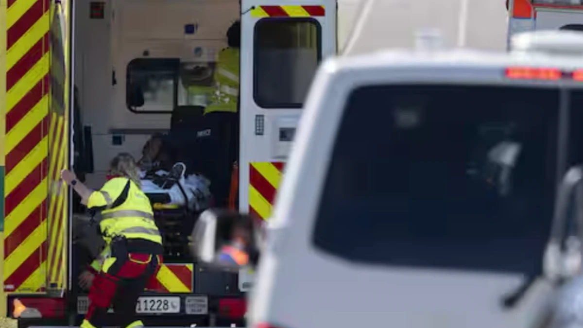 Autobus ribaltato dopo un incidente notturno a Belleville in Francia