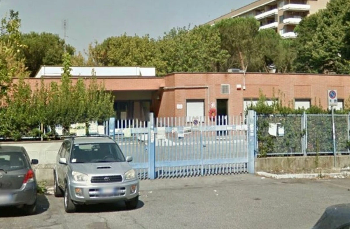 Ingresso di una scuola materna a Roma, area esterna dell’istituto