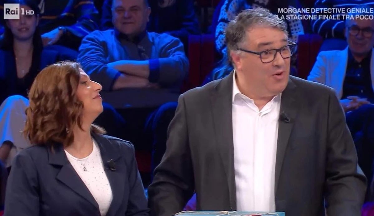 Stefano De Martino conduce Affari tuoi in studio durante la puntata del 25 marzo