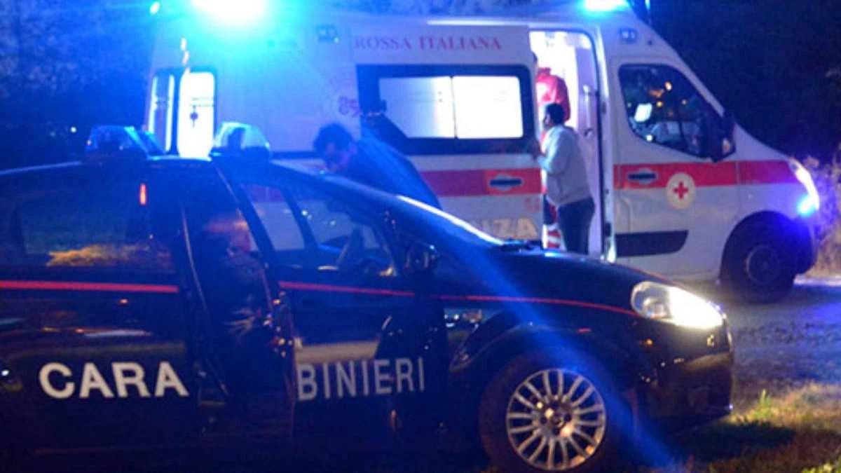 Intervento di ambulanza e forze dell’ordine dopo l’incidente del tram a Milano
