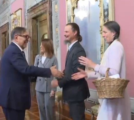 Famiglia nel bosco, i genitori incontrano La Russa a Roma: l'appello il lacrime di Catherine