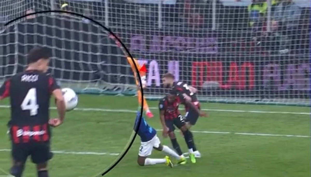 Costacurta durante la discussione sul rigore non concesso