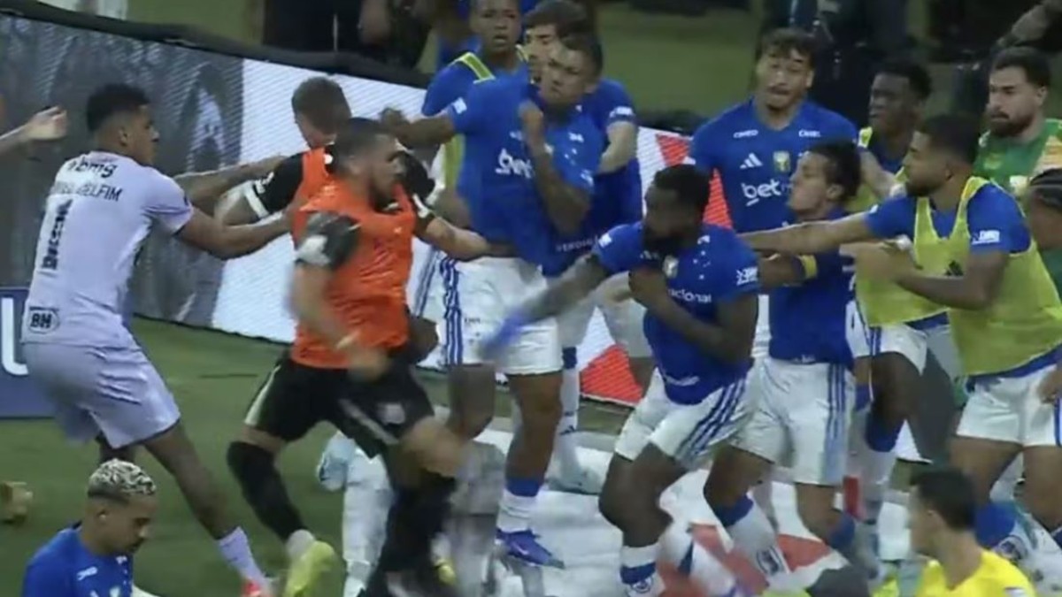 Calcio sotto shock, maxi rissa in campo durante la partita: la reazione dell’arbitro spiazza tutti (VIDEO)