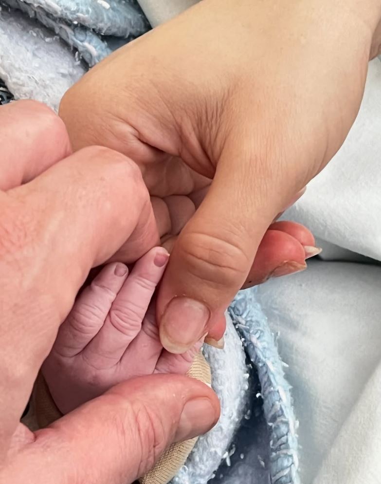 Delia Duran e Alex Belli genitori: è nato il figlio Gabriel, l’annuncio su Instagram