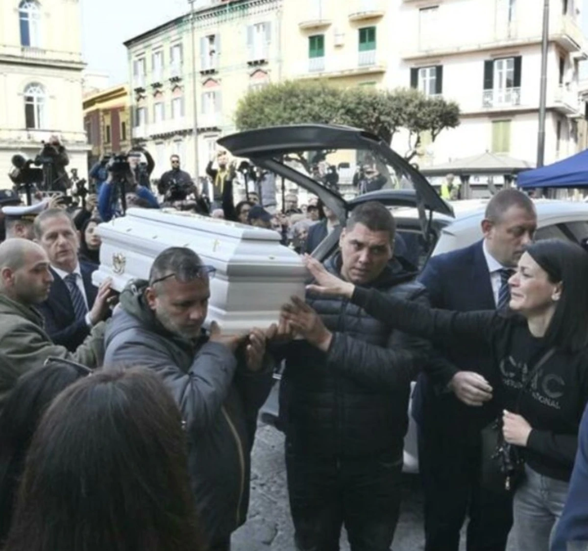 Fedeli e cittadini al Duomo per i funerali del piccolo Domenico
