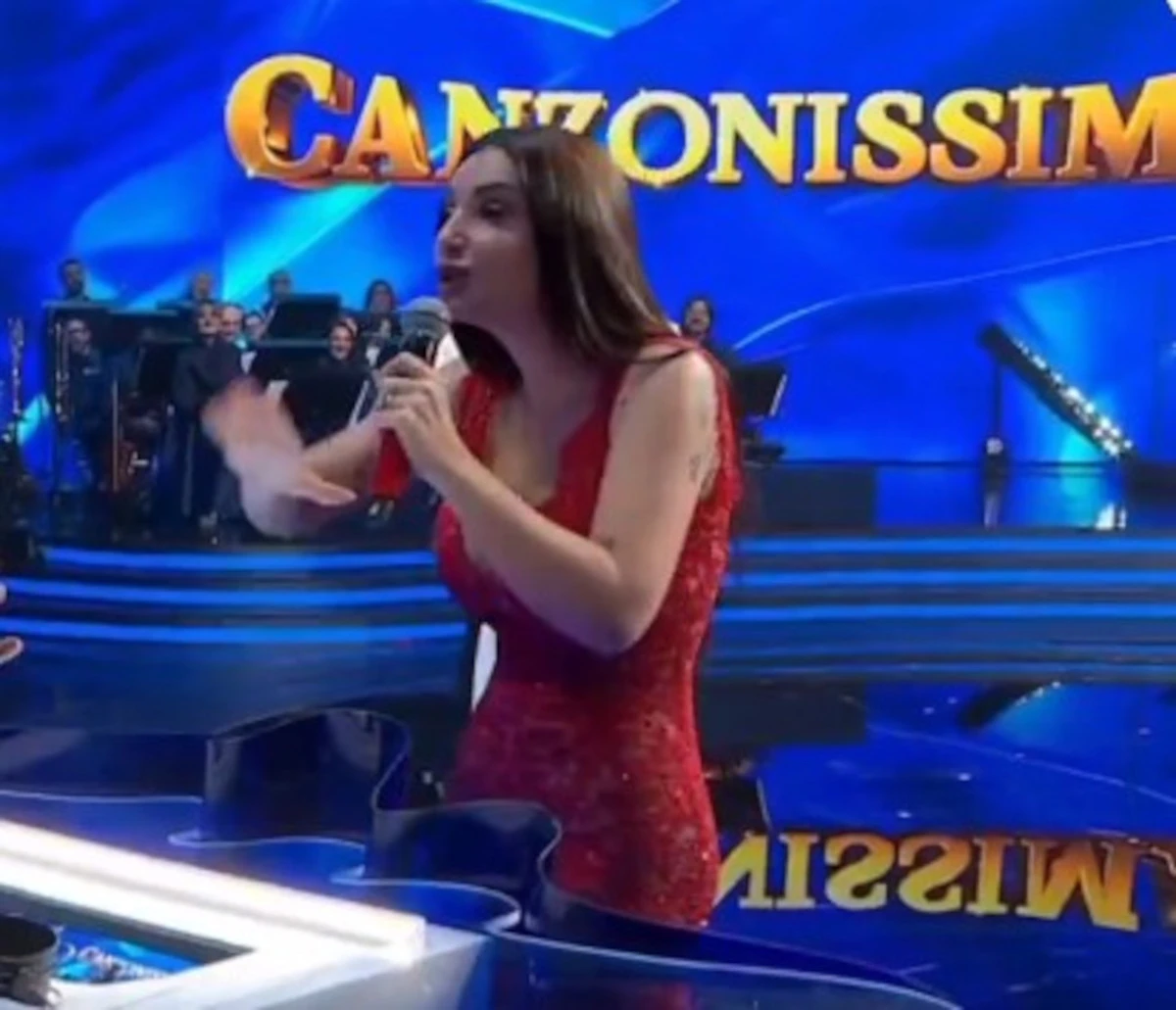 Elettra Lamborghini durante l’esibizione a Canzonissima