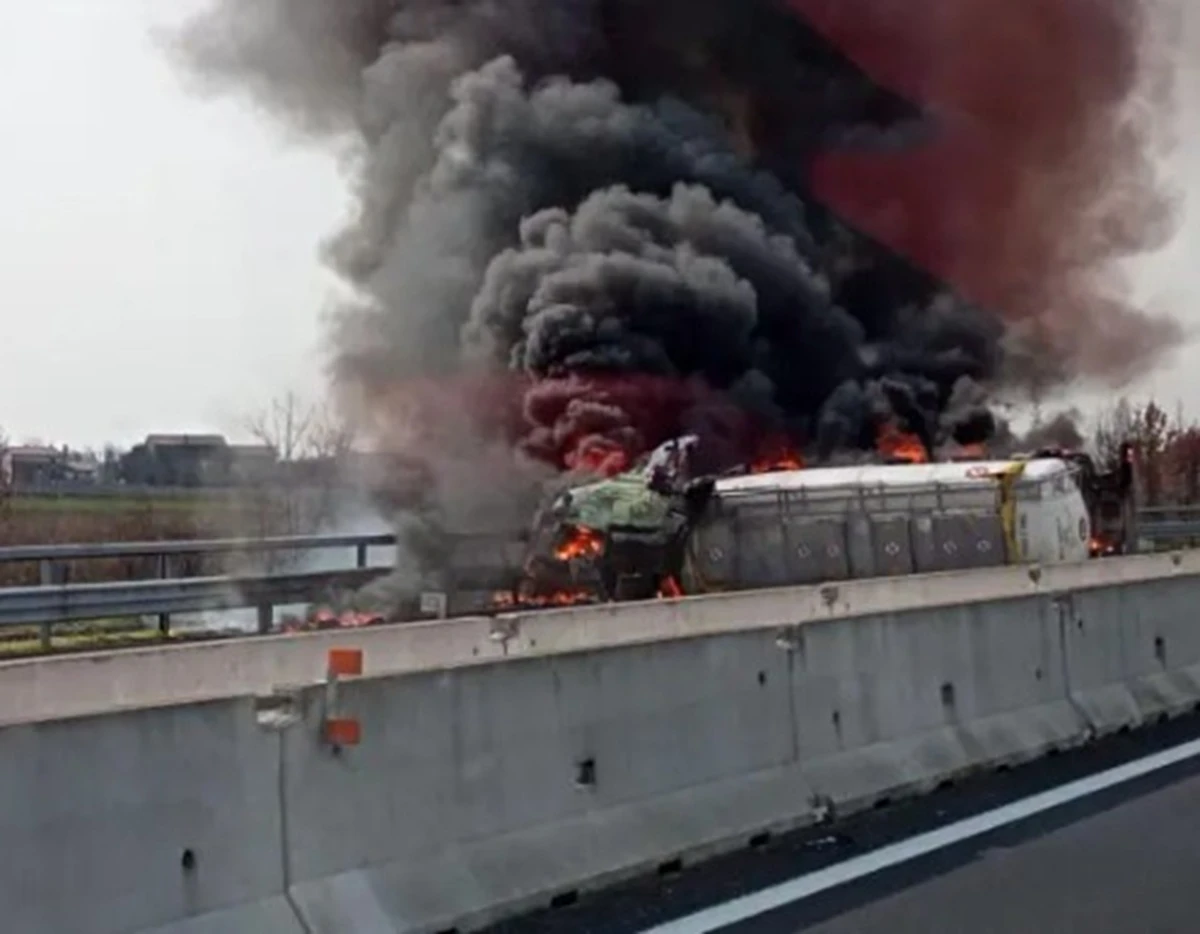 Colonna di fumo dopo l'incidente in autostrada sulla A4