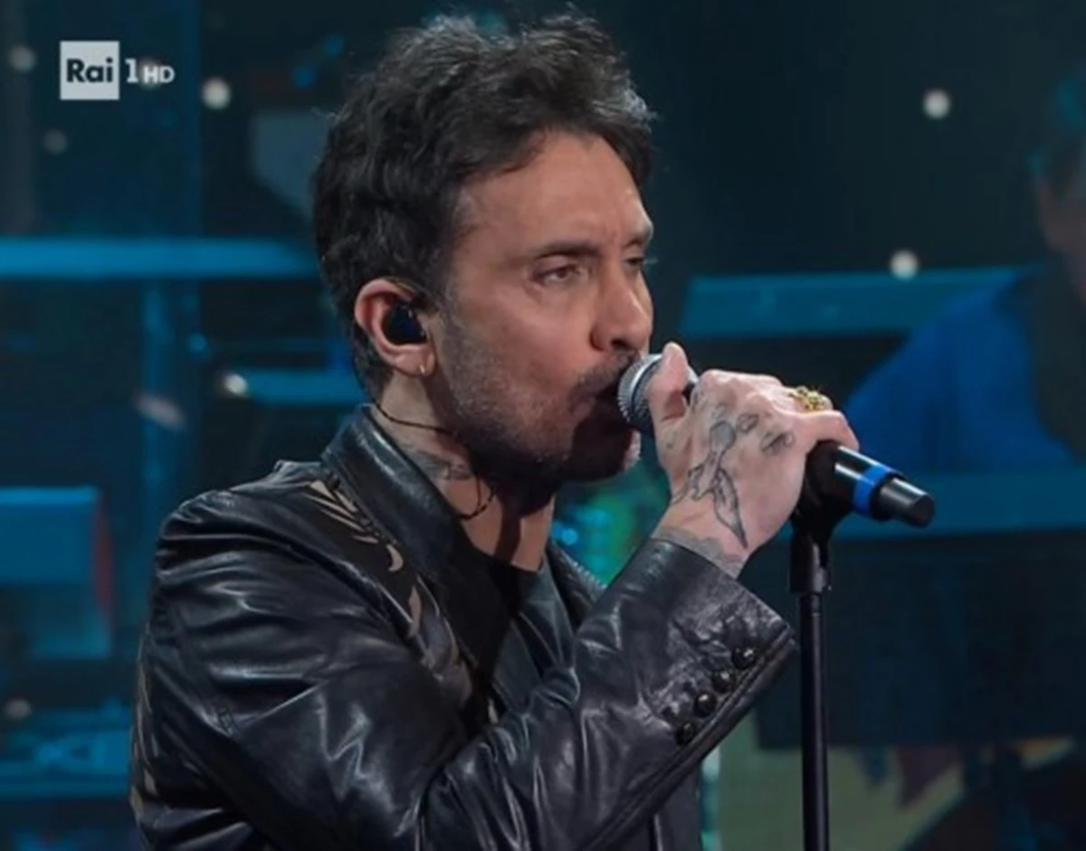 Fabrizio Moro durante l'esibizione a Canzonissima