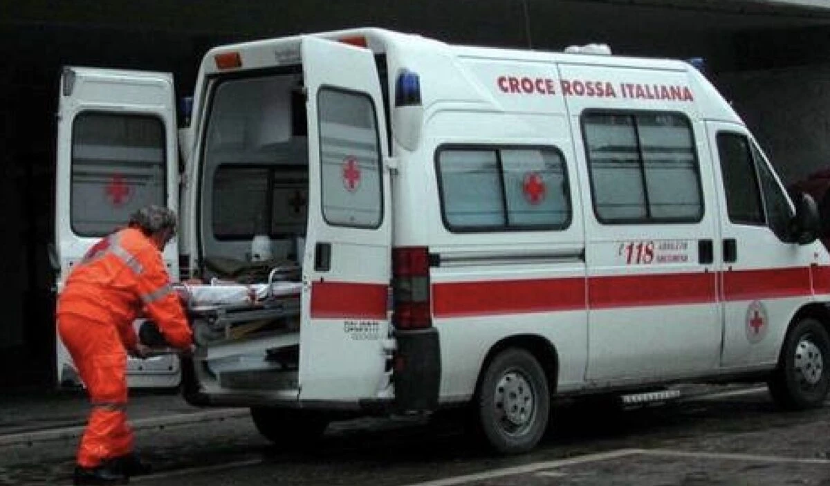 italia festicciola da incubo un malore dopo l8217altro anche bambini soccorsi a sirene spiegate da Tvzap.it italia festicciola da incubo un malore dopo l8217altro anche bambini soccorsi a sirene spiegate