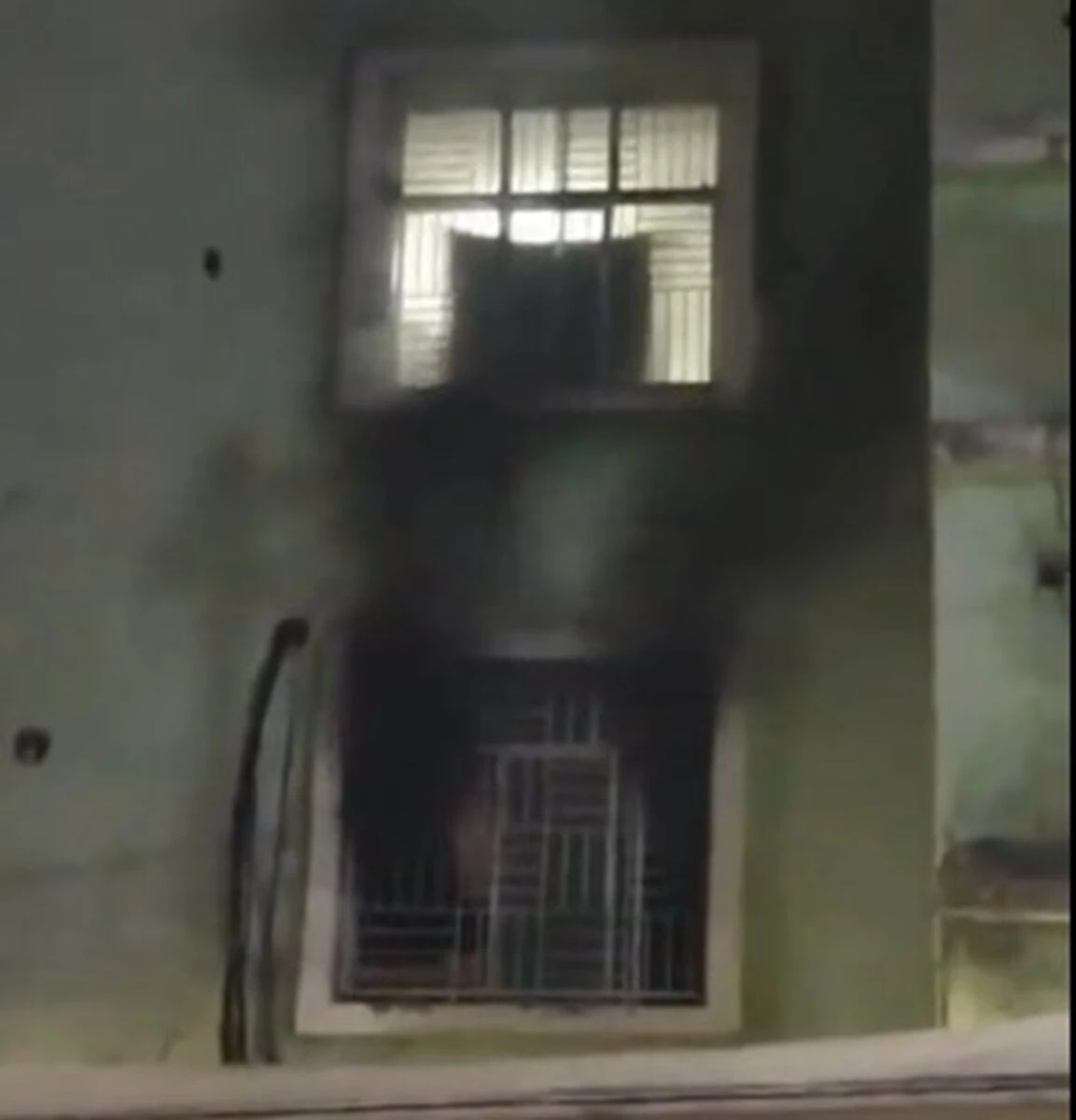 Incendio in ospedale durante la notte, fiamme e fumo in struttura sanitaria