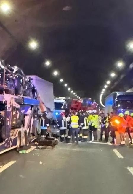 Incidente in A1, scontro tra camion in galleria Monte Mario: un morto, traffico in tilt 