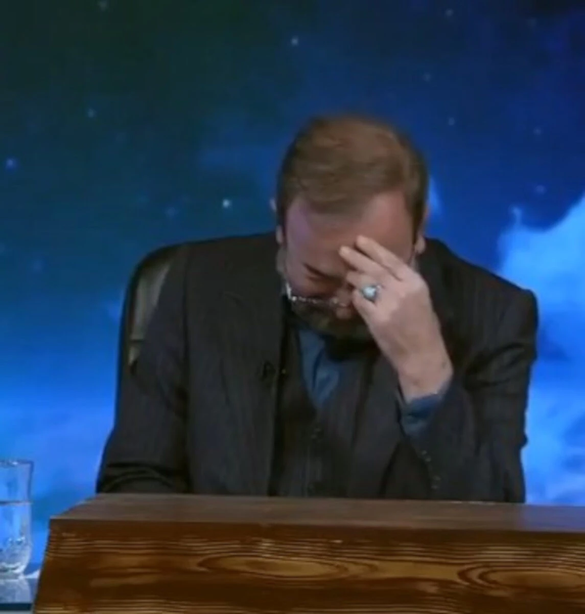 Giornalista della tv di Stato durante l’annuncio della morte di Ali Khamenei