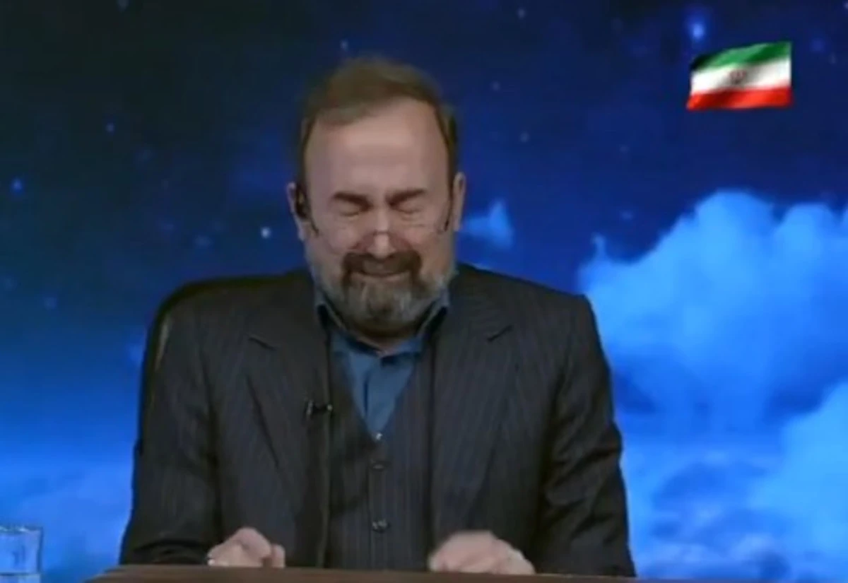 Seconda immagine del giornalista in studio durante la diretta