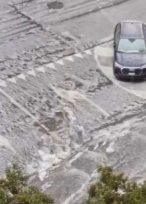 Maltempo a Roma: grandine, crollo termico di 10 gradi e traffico in tilt. Scatta allerta meteo