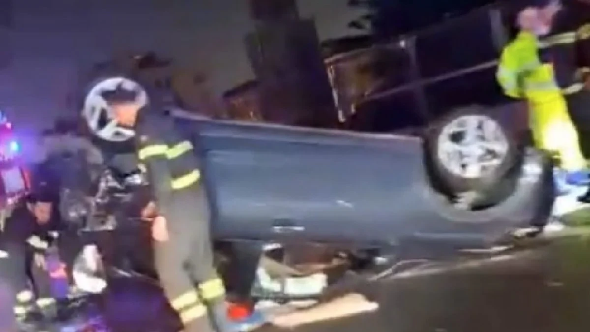 Auto ribaltata dopo un incidente sul viadotto SS162 Dir a Napoli