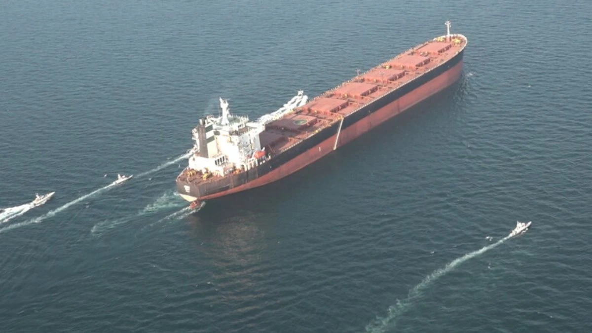 Nave mercantile in navigazione vicino alle coste degli Emirati Arabi Uniti