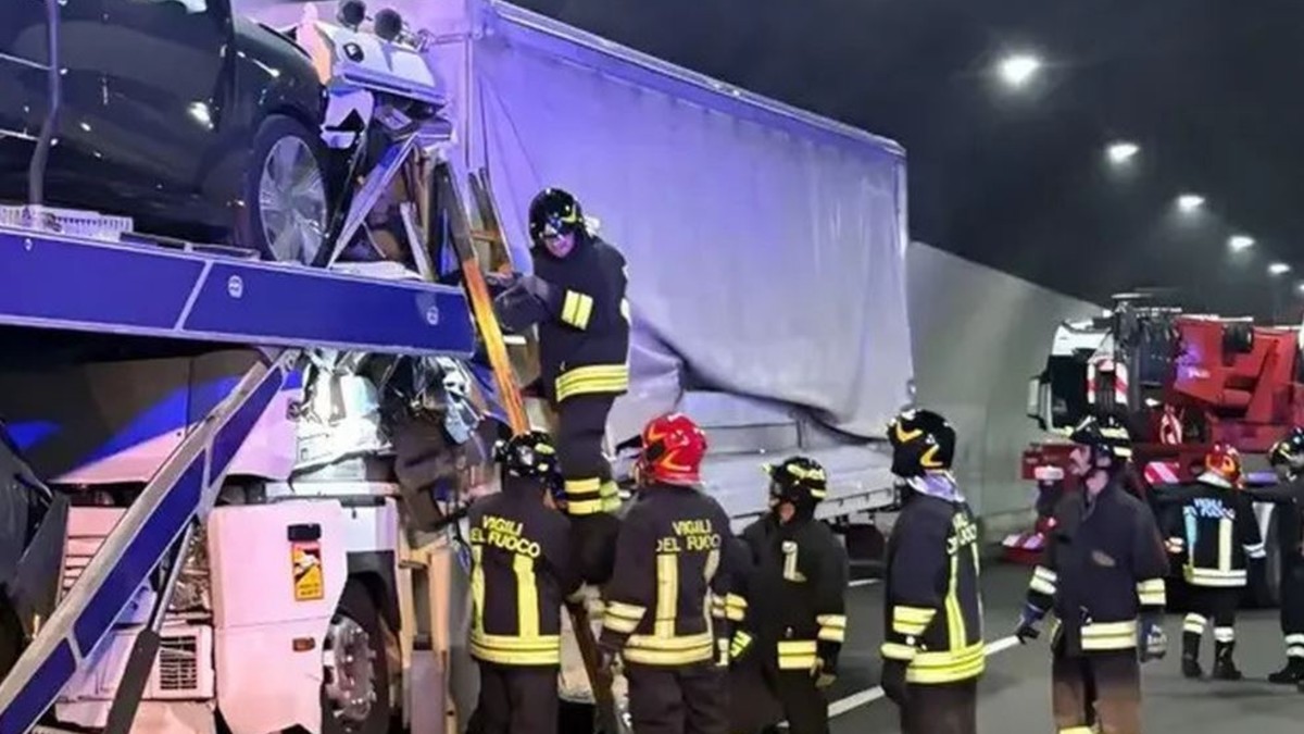 Schianto tra camion in galleria, traffico in tilt e chilometri di code