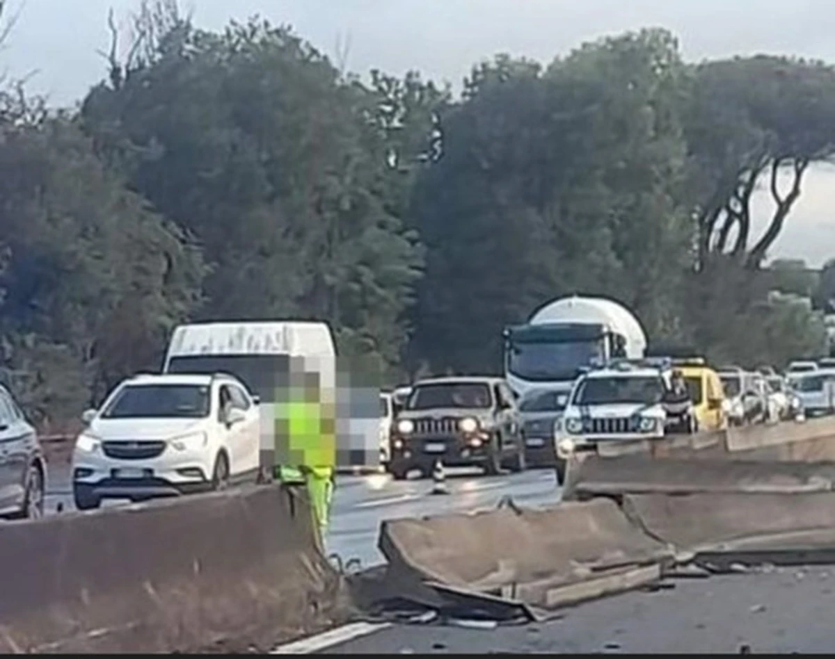 Intervento dei soccorsi e dei vigili del fuoco dopo l'incidente sulla Pontina