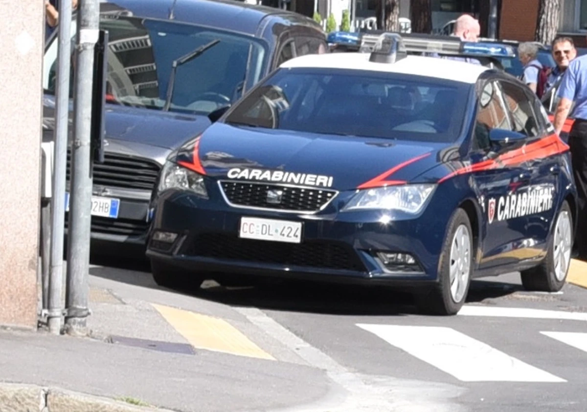 Inseguimento dei carabinieri su strada nell’area nord di Napoli