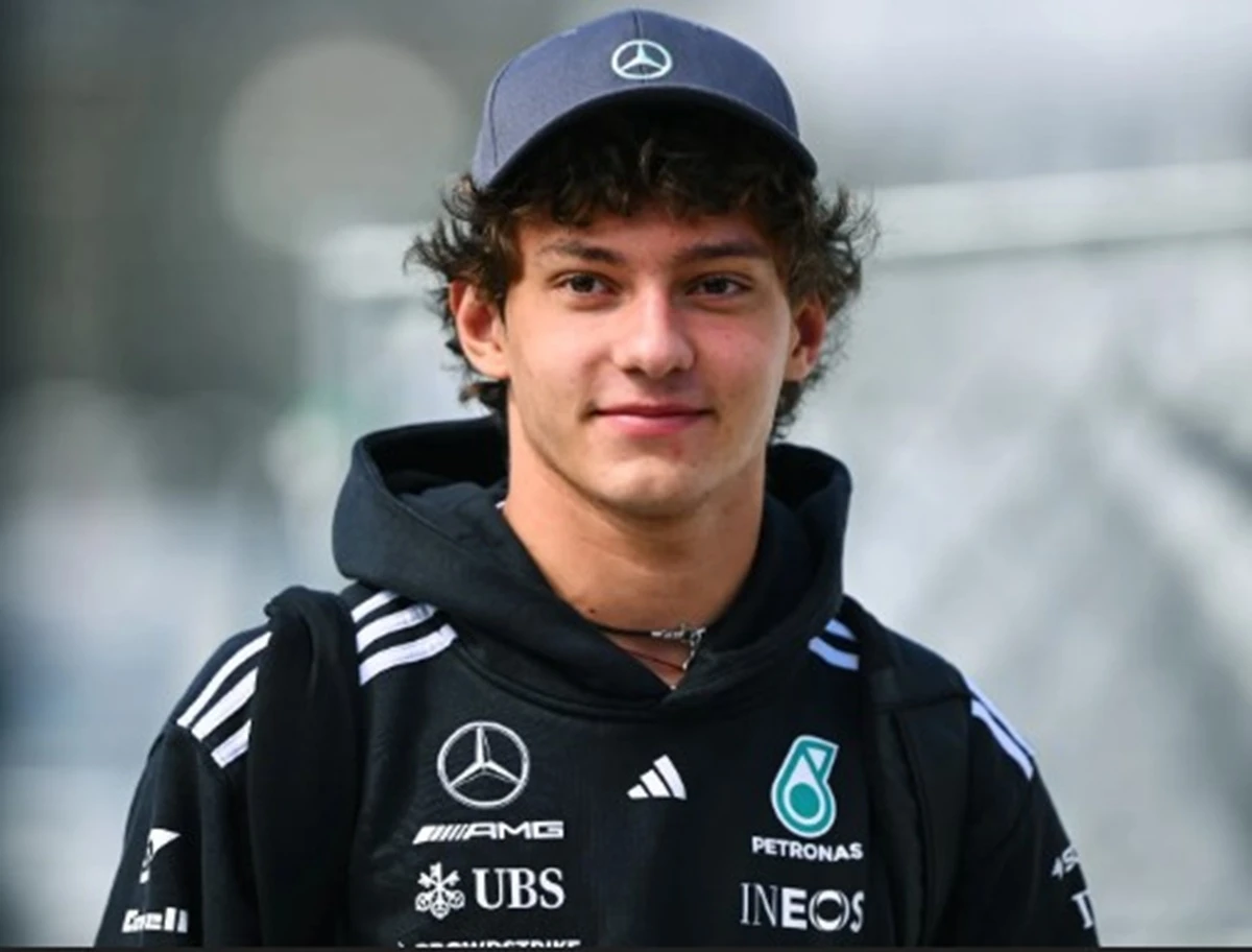 Kimi Antonelli celebra la vittoria al Gran Premio di Cina di Formula 1 sul circuito di Shanghai