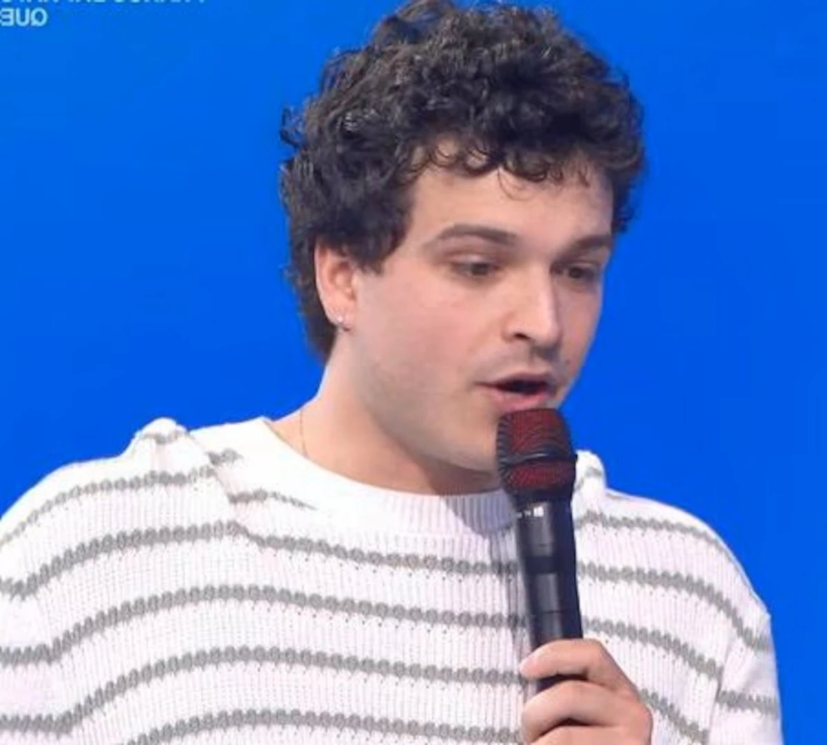 Leo Gassmann sul palco durante il Festival di Sanremo