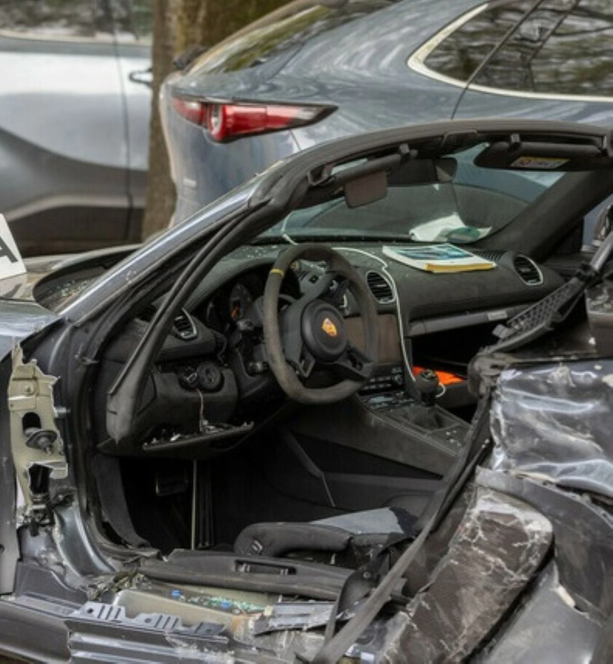 Rilievi dopo lincidente a Milano: zona Porta Vercellina e auto coinvolte nello schianto