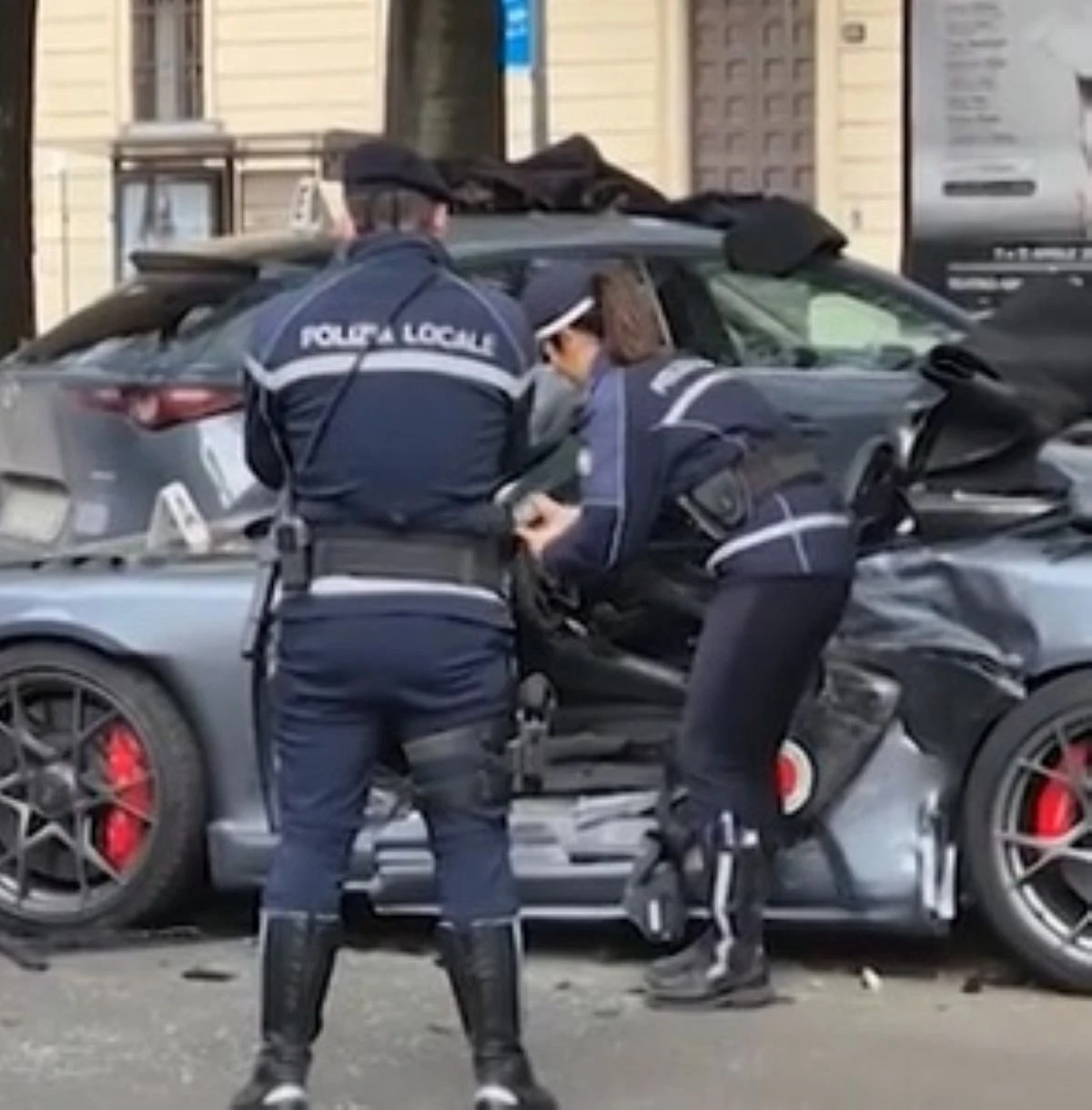 Milano, incidente allalba: Porsche Spyder coinvolta nello schianto in viale di Porta Vercellina