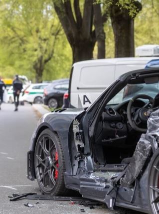Lorenzo Persiani, la corsa con due amiche sulla porsche a noleggio e lo schianto. Chi era il 21enne morto a Milano