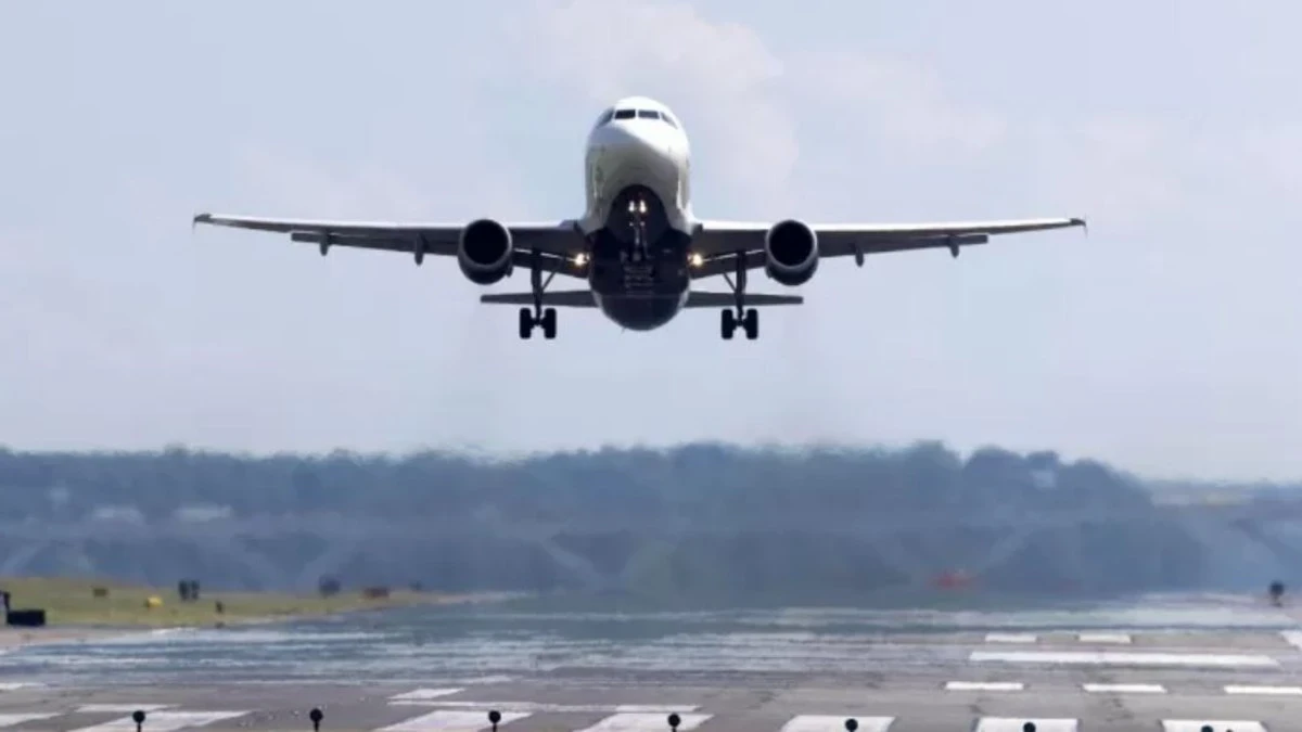 Aereo di linea in avvicinamento alla pista durante l’atterraggio