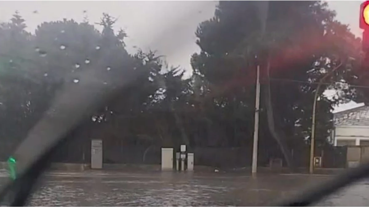 Maltempo a Bari con pioggia intensa e strade allagate