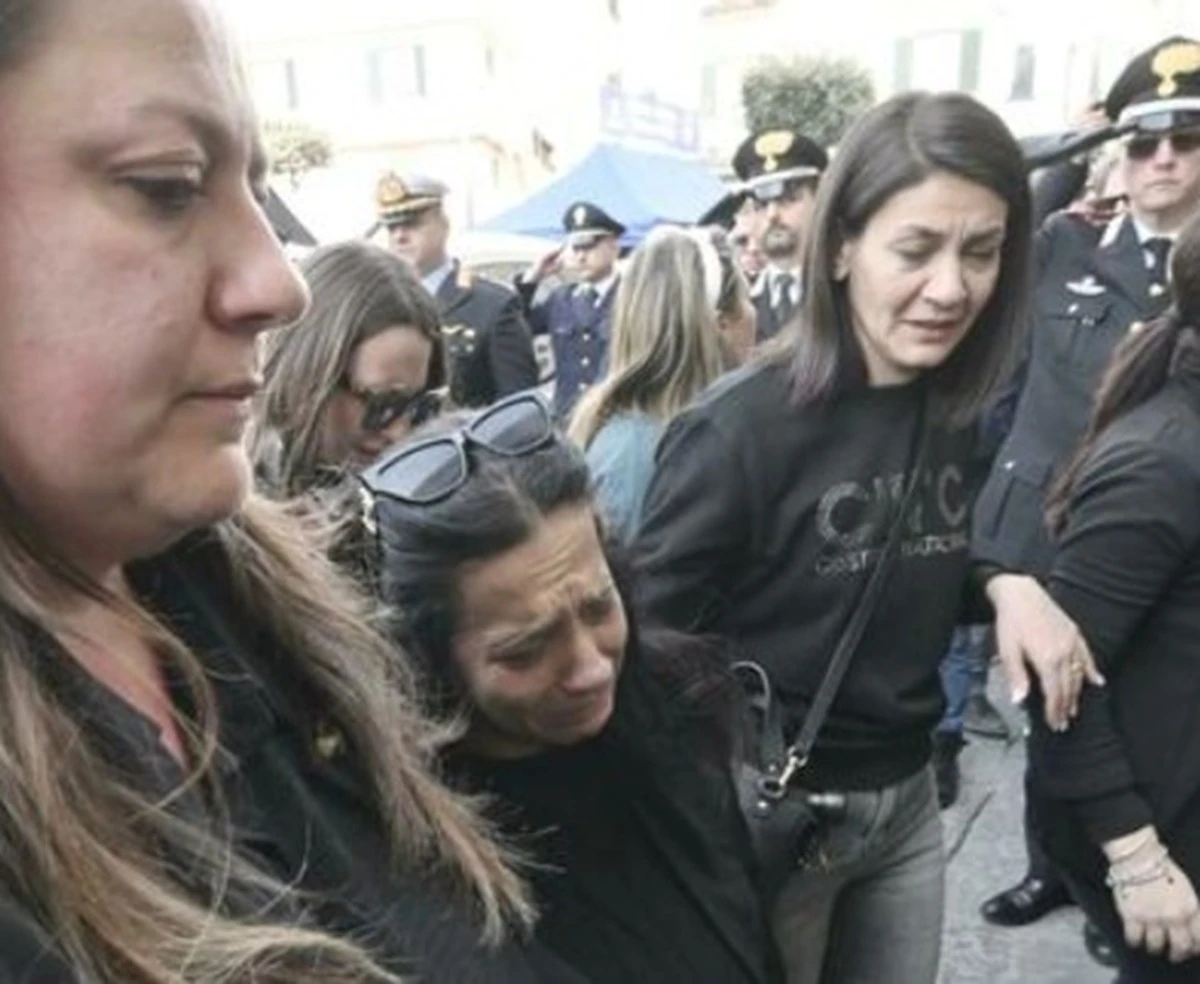 La madre del piccolo Domenico durante il funerale